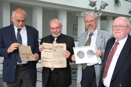 Kreiskulturdezernent Werner Krüger und Historiker Gerhard Pomykaj (v.l.) halten den Druck des Landvergleichs in Händen. Auch Dr. Alexander Rothkopf und Klaus Niebel vom Bergischen Geschichtsverein erinnerten an das wichtige Dokument. (Foto: OBK) 