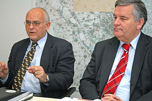 Kreiskämmerer Werner Krüger und Landrat Hagen Jobi (r.) stellen die Eckdaten des Kreishaushaltes 2009 vor. (Foto: OBK) 