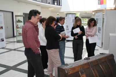 Noch bis 19. Juni ist die Ausstellung "Ankommen - Zuwanderung ins Oberbergische nach 1945" im Kreishaus zu sehen. (Foto: OBK)