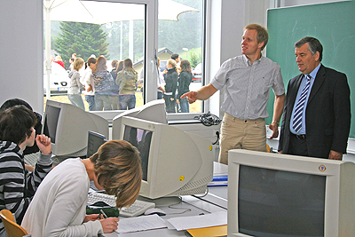 Landrat Hagen Jobi warf einen Blick in die neue EDV-Klasse. (Foto: OBK)