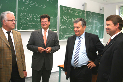 Baudezernent Volker Dürr, Schulleiter Uwe Christian Brandt, Landrat Hagen Jobi und Bürgermeister Guido Forsting (v.l.) besichtigten die neuen Klassen. (Foto: OBK)