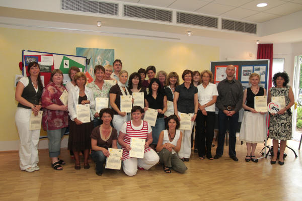 Foto der Mitarbeiterinnen und Mitarbeiter der zukünftigen Familienzentren nach der Verleihung der Zertifikate. (Foto: Christian Herse) 