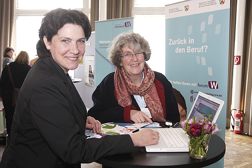 Birgit Steuer von der Wirtschaftsförderung (lins) und Sabine Steller, Gleichstellungsbeauftragte, bei der NRW - Fachtagung zum Thema Wiedereinstieg in Düsseldorf Birgit Steuer von der Wirtschaftsförderung (lins) und Sabine Steller, Gleichstellungsbeauftragte, bei der NRW - Fachtagung zum Thema Wiedereinstieg in Düsseldorf