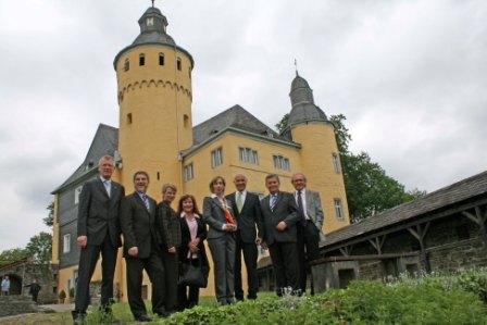 Israels Botschaft in Deutschland, Yoram Ben-Zeev (3.v.r.), freute sich über den herzlichen Empfang durch den Oberbergischen Kreis, den Freundeskreis Wiehl/Jokneam, die Stadt Wiehl und die Gemeinde Nümbrecht. (Foto: OBK) 
