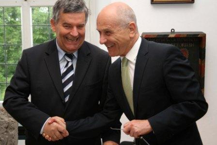 Die Chemie zwischen Landrat Hagen Jobi und Botschafter Yoram Ben-Zeev stimmte auf Anhieb. (Foto: OBK) 