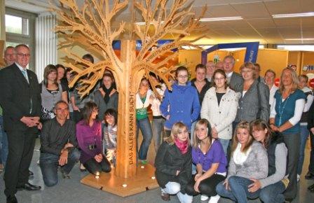 Die Nachfrage nach Führungen durch die Ausstellung "Einfach Menschlich" zur Suchtprävention ist groß. (Foto: OBK) Die Nachfrage nach Führungen durch die Ausstellung "Einfach Menschlich" zur Suchtprävention ist groß. (Foto: OBK)