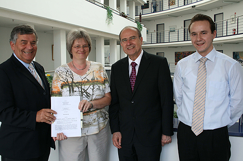 Landrat Hagen Jobi, Prof. Dr. Heide Faeskorn-Woyke, Prof. Dr. Joachim Metzner und Damian Gawenda (v.l.) vereinbarten die Nutzungen einer neu entwickelten Datenbank. (Foto: OBK)