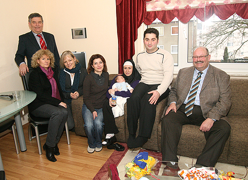 Bürgermeister Gerhard Halbe (r.) und (v.l.) Landrat Hagen Jobi, Claudia Adolfs, Ulrike Helle, Nihan Karababa wurden bei Familie Göksel (M.) herzlich empfangen. (Foto: MK) Bürgermeister Gerhard Halbe (r.) und (v.l.) Landrat Hagen Jobi, Claudia Adolfs, Ulrike Helle, Nihan Karababa wurden bei Familie Göksel (M.) herzlich empfangen. (Foto: MK)