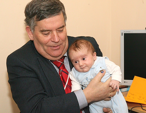 Der kleine Ege machte große Augen angesichts des Besuchs von Landrat Jobi und dem Babybegrüßungsdienstes. (Foto: MK) Der kleine Ege machte große Augen angesichts des Besuchs von Landrat Jobi und dem Babybegrüßungsdienstes. (Foto: MK)
