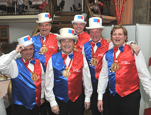 Regionales Gipfeltreffen im Karneval (v.l.): Werner Stump (Rhein-Erft-Kreis), Hagen Jobi (Oberbergischer Kreis), Fritz Schramma (OB K&ouml;ln), Fritjof K&uuml;hn (Rhein-Sieg-Kreis), Rolf Menzel (Rheinisch-Bergischer Kreis) und Regionale 2010 Gesch&auml;ftsf&uuml;hrer Reimar Molitor. (Foto: Ute Prang)