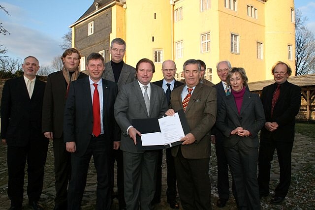 Bauminister Lutz Lienenkämper überreicht Landrat Hagen Jobi den Förderbescheid über 1,24 Millionen Euro für die Erweiterung von Schloss Homburg. (Foto: OBK)