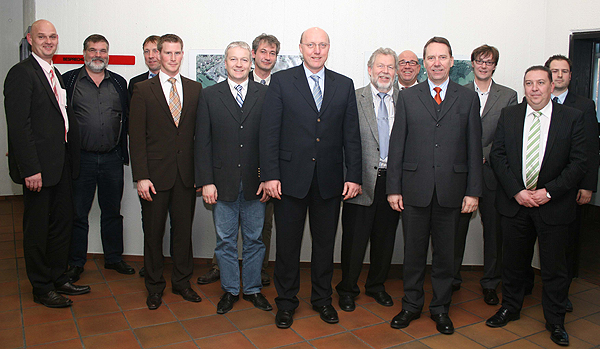 Gr&uuml;ndungsmitglieder des Vereins "KIO" (v.l.): Michael Schultheis (K.J. STEINGASS GmbH), Hans Peter Boyke (BOYKE WEAR TECHNOLOGIE GmbH), Hans Vogel (E.VOGEL GmbH), Christian Bruns (GIRA GmbH), Michael Schnippering (ONI W&auml;rmetrafo I GmbH), Hartwig  Langenberg (KB Kunststofftechnik GmbH), Dr. Hans Marenbach, 1. Vorsitzender (PFLITSCH GmbH&Co.KG), Werner  Barlog (BARLOG plastics GmbH), Wilfried Holberg (Gesch&auml;ftsf&uuml;hrer "KIO"), Jochen Hagt (KD Oberbergischer Kreis), Michael Sanin (PLASTEC Kunststofftechnikum GmbH), Markus Beeh (PFLITSCH GmbH&Co.KG), Dennis Rath (WPK Kunststofftechnik GmbH). (Foto: Wirtschaftsf&ouml;rderung)