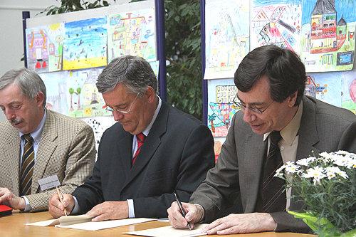 Bürgermeister-Sprecher Werner Becker-Blonigen, Landrat Hagen Jobi und Staatssekretär Günter Winands (v.l.) unterzeichneten die Kooperationsverträge. (Foto: OBK)   