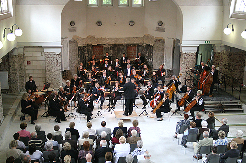 Die Baustelle des Hohenzollernbades wird zum Konzertsaal: Das Symphonie-Orchester des Oberbergischen Kreises l&auml;dt - bei freiem Eintritt - am Sonntag zur Matinee ein. (Foto: privat)