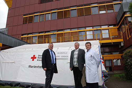 Am Wochenende nahmen Rainer Drevermann, stellvertretender Pflegedirektor, Gesundheitsdezernent Dr. Jorg Nürmberger und der ärztliche Direktor Dr. Dieter Borchers (v.l.) die Screeningstelle in Betrieb. (Foto: OBK) Am Wochenende nahmen Rainer Drevermann, stellvertretender Pflegedirektor, Gesundheitsdezernent Dr. Jorg Nürmberger und der ärztliche Direktor Dr. Dieter Borchers (v.l.) die Screeningstelle in Betrieb. (Foto: OBK)