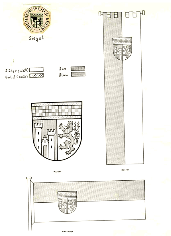 Die Grafik zeigt das Siegel, das Wappen, das Banner sowie die Hissflagge des Oberbergsichen Kreises und die Darstellung der heraldisch üblichen Rasterung der Farben Silber (Weiß), Gold (Gelb), Rot und Blau.