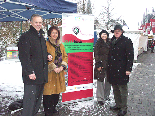 Bürgermeister Peter Koester, Freiwilligendienstlerin Irmtraud Kissel, Standortpatin Carmen Munoz-Berz und Kreis-Sozialdezernent Dr. Jorg Nürmberger unterstützen gemeinsam „Weitblick“ in Waldbröl (Foto: OBK) 