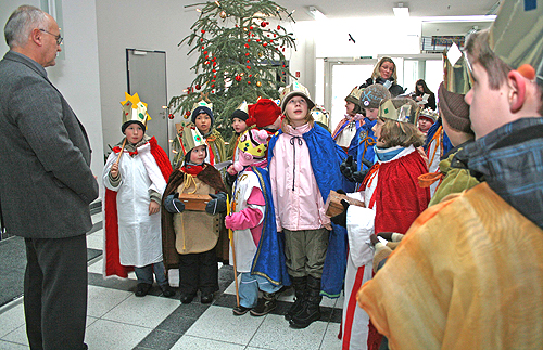 Kreiskämmerer Werner Krüger begrüßt die Sternsinger im Kreishaus (Foto: OBK)