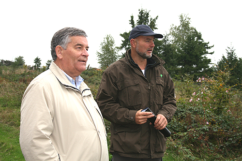 Landrat Hagen Jobi und Revierleiter Wolfgang Müller an einer sogenannten Kahlstelle, die aufgeforstet wird. (Foto: OBK) 