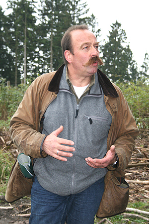 Revierförster Axel Lang beantwortet die Fragen der Teilnehmer am Waldspaziergang (Foto: OBK) 