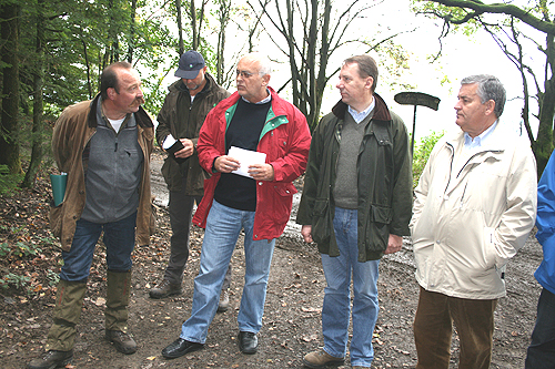 Revierförster Axel Lang berichtet über den Bestand von Fichtenaltholz (v.l.n.r.) Axel Lang, Revierleiter Wolfgang Müller, Kreiskämmerer Werner Krüger, Kreisdirektor Jochen Hagt, Landrat Hagen Jobi (Foto: OBK)