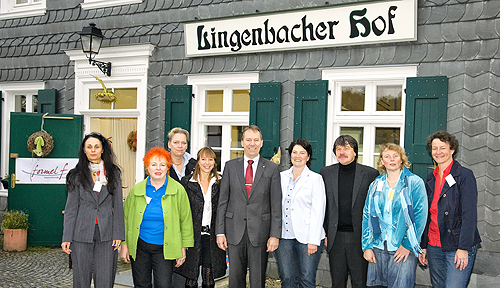 Das formel f Team (v.l.n.r.) Patricia Bäumer-Aiello (Autorin), Brigitte Quercia-Naumann (Gastronomin), Martina Hoffmann (Verlegerin), Lisa Blum (Grafik- und Webdesignerin), Birgit Steuer (Wirtschaftsförderung Oberbergischer Kreis), Astrid Althoff (Motorradfrau) und Anke Vetter (Fotografie und Internet) mit Kreisdirektor Jochen Hagt und Museumsleiter Michael Kamp (Foto: OBK)