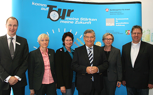 Wollen Schülern helfen (v.l.): Stefan Krause, Geschäftsführer Arbeitsagentur, Esther Herrmann für die Bundeszentrale für gesundheitliche Aufklärung, Christiane Andrich, Landrat Hagen Jobi, Schulrätin Ulla Barth und Spediteur Peter Peisker. (Foto: OBK)
