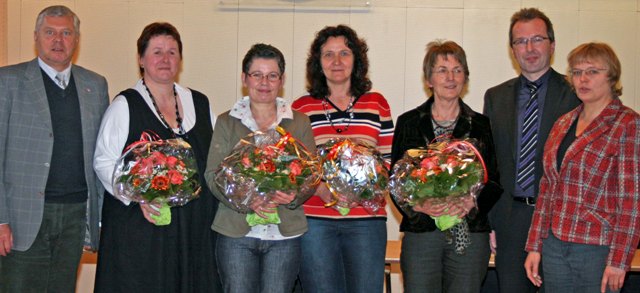 Sozialdezernent Dr. Jorg Nürmberger (l.) sowie Projektstandortpatin Karin Keller und Bürgermeister Rüdiger Gennies (v.r.) wünschen den Standortlotsinnen (v.l.) Heike Prößler, Stephanie  Wogatzke, Rita Pack und Christa Morgenstern viel Erfolg in Reichshof. (Foto: privat) 