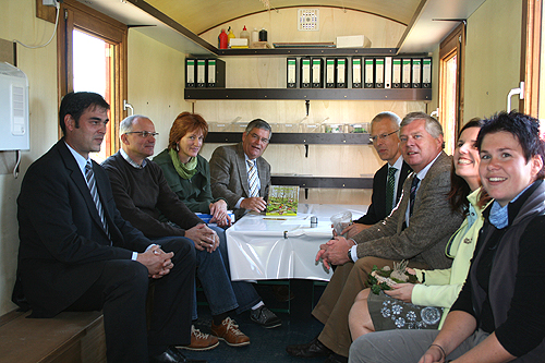 Zu Gast im Bauwagen: v.l.n.r. Steffen Lengsfeld, Regionalvorstand der Johanniter; Heinz Thelen, Amtsleiter des Kreisjugendamtes; Angela Barth, Fachdienst Kindertageseinrichtungen OBK; Landrat Hagen Jobi; Dr. Hermann-Josef Tebroke, Bürgermeister; Dr. Jorg Nürmberger, Sozialdezernent OBK; Martina Gilles, Bereichsleiterin der Johanniter Kindertageseinrichtungen; Sandra Kühr, Leiterin des Waldkindergartens (Foto: OBK)