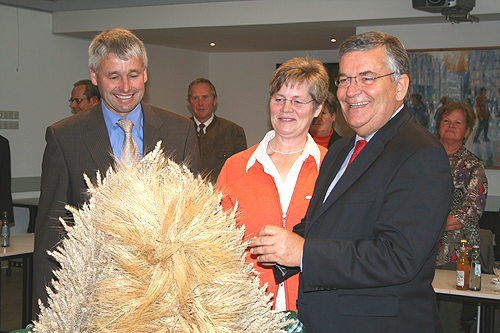 (v.l.n.r.) Kreislandwirt Hans Stöcker, Kreisvorsitzende der Landfrauen Mechthild Dörmbach und Landrat Hagen Jobi (Foto: OBK) 