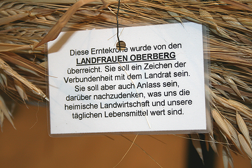 Der Gruß der oberbergischen Landfrauen an den Landrat (Foto: OBK) 