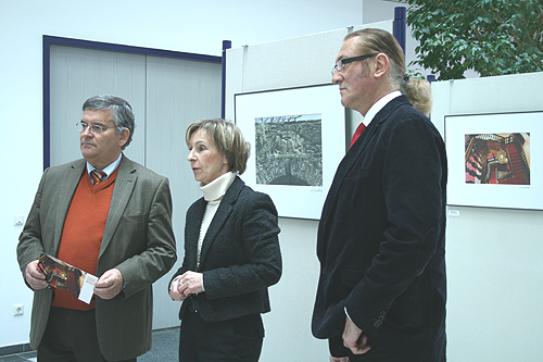 Landrat Hagen Jobi, Museumsdirektorin Dr. Gudrun Sievers-Flägel und Fotograf Rainer Gaertner betrachten die kunstvollen Aufnahmen von Schloss Homburg (Foto: OBK) 