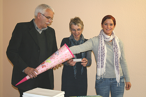 v.l.n.r. Wolfgang Huß, Druckereileiter; Anke Koester, Leiterin Bildungsbüro Oberberg, Kathrin Köster, Druckerei Luyken (Foto: OBK) 