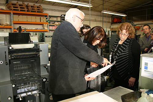 Wolfgang Huß führt durch die Druckerei Luyken in Wiehl-Bomig (Foto: OBK) 