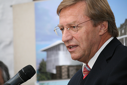 NRW Bauminister Harry K. Voigtsberger begrüßt das Konzept der Schloss-Erweiterung (Foto: OBK) 