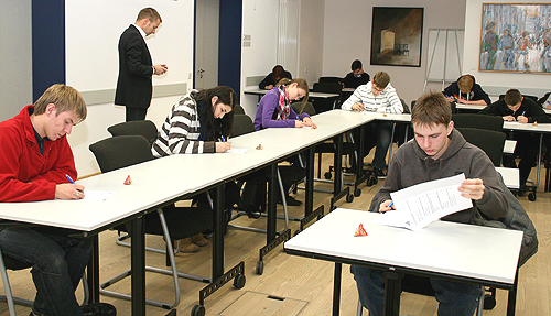 Insgesammt 27 Schüler aus 14 Schulen stellten sich dem Wettbewerb (Foto: OBK) 