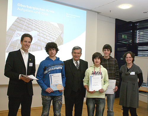 Dr. Maximillian von Proff (Quiz-Projektleiter der Wirtschaftsjunioren), Drittplatzierter Simon Kaldeich (Gymnasium Grotenbach), Landrat Hagen Jobi, Zweitplatzierter Christopher Dagel (Theodor-Heuss-Gymnasium) , Sieger Fabian Schürholz (Moltke-Gymnasium Gummersbach)  und Katja Bois (Quizorganisation) (Foto: OBK) 