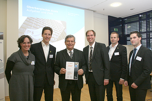 Katja Bois (Quizorganisation), Dr. Maximillian von Proff (Quiz-Projektleiter der Wirtschaftsjunioren), Landrat Hagen Jobi, Hendrik Pilatzki (Wirtschaftsjunior), Michael Jüch (Wirtschaftsjunior) und Moritz Kramer (Wirtschaftsjunior) (Foto: OBK) 