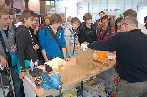 Die Schülergruppe bekam Einblicke in die Kunststoffverarbeitung und -nutzung (Foto: OBK) 