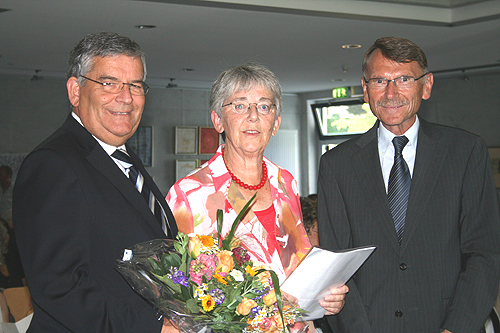 Schulträger und Bezirksregierung würdigten die langjährige Schulleiterin (v.l.) Landrat Hagen Jobi, Schulleiterin Elisabeth Witsch, Andreas Blank LRSD Bezirksregierung (Foto: OBK)