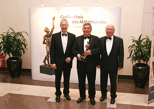 Die Preisträger gratulieren dem Oberbergischen Kreis: (v.l.n.r.) Bürgermeister Dr. Hermann-Josef Tebroke, Landrat Hagen Jobi, Wolfgang Oehm, Firma ONI, Lindlar (Foto: Dzuban, Firma ONI)  