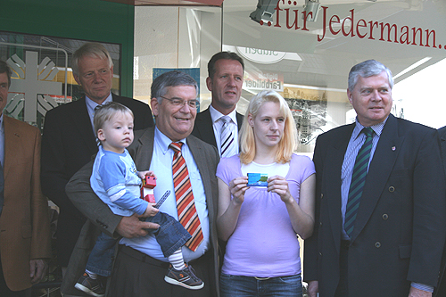 (v.l.n.r.) Ulrich Pfeiffer, Oberbergische Tafel e.V.; Landrat Hagen Jobi mit Melwin; Ingo Stockhausen, Volksbank Oberberg; Jennifer Hoffmann; Sozialdezernent Dr. Jorg Nürmberger (Foto: OBK)