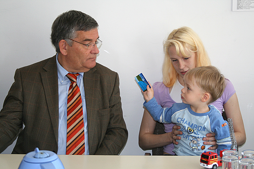 Melwin Hoffmann und seine Mutter Jennifer haben den ersten Oberberg-Pass vom Landrat erhalten (Foto: OBK) 