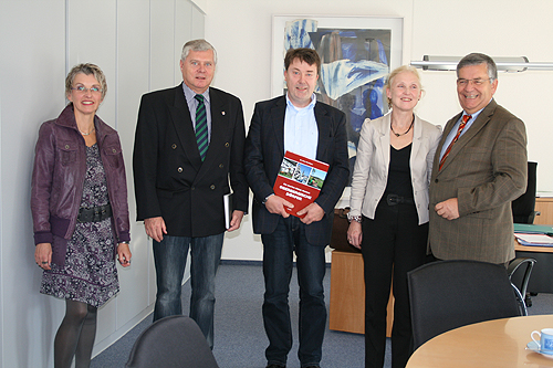 (v.l.n.r.): Anke Koester, Bildungsbüro OBK; Dr. Jorg Nürmberger, Sozialdezernent; Hans Georg Bever, Rektor der Förderschule; Birgitt Kreitz-Henn, Schulamtsdirektorin; Landrat Hagen Jobi (Foto: OBK) 