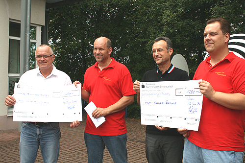 Die Schulleiter der Förderschulen freuen sich über die unverhoffte Geldspende (v.l.n.r.) Rolf Steinmann, Schulleiter Hugo-Kükelhaus-Schule,  Frank Winkler, Organisator des Spendenaktion,   Joachim Schöpe, Schulleiter der Helen-Keller-Schule, Stefan Willmes, Mitorganisator des Benefiz-Turniers (Foto: OBK)