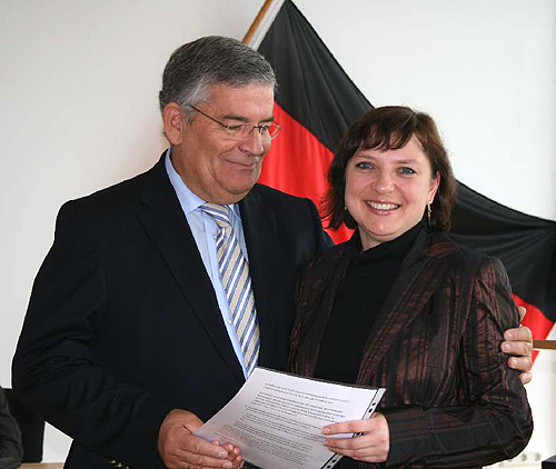 Hagen Jobi überreicht Natallia Brogno ihre Ernennungsurkunde (Foto: OBK)