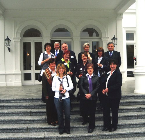 Ausgebildet zum Standortlotsen, erhielten die Absolventen in der Villa Hammerschmidt ihre Zertifikate und ein dickes Dankeschön vom Landrat (hinten rechts). (Foto: OBK) 