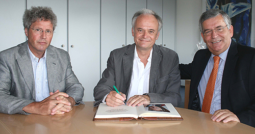 Freundschaftlicher Austausch zwischen Kanada und Oberberg: ( v.l.n.r.) Klaus-Peter Flosbach, Botschafter Peter Michael Boehm, Hagen Jobi (Foto: OBK)