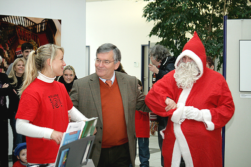 Landrat Hagen Jobi freute sich über den rappenden Weihnachtsmann (Foto: OBK) 