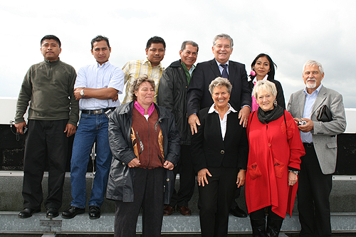 Die Ometepe-Delegation genoss den Ausblick von der Dachterrasse des Kreishauses. (hintere Reihe: Landrat Hagen Jobi mit den Gästen der Ometepe-Delegation - vordere Reihe v.l.n.r.: Karen Allgeier, Übersetzerin; Monika Höhn, Initiatorin; Edith Fischer, Künstlerin; Michael Höhn, Initiator) Foto: OBK